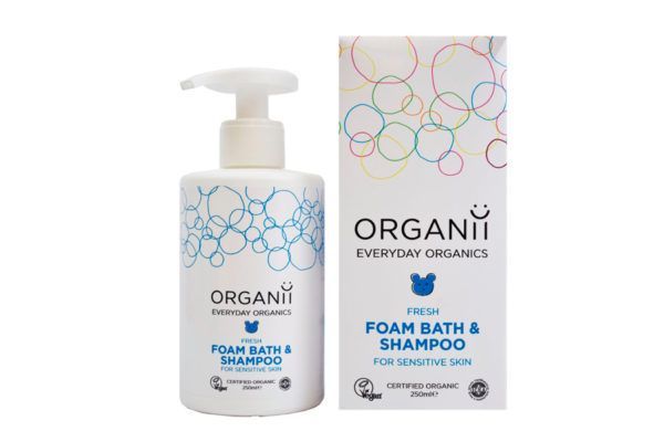 Bote dispensador de champú y gel con letras azules y embalaje de cartón