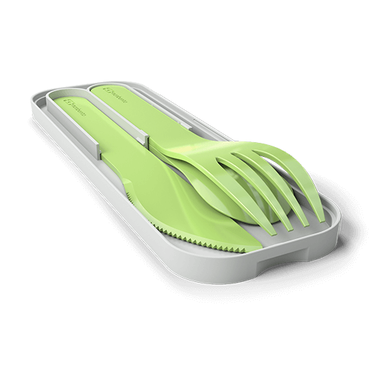 Tres cubiertos biodegradables, cuchara tenedor y cuchillo color verde en estuche para guardar