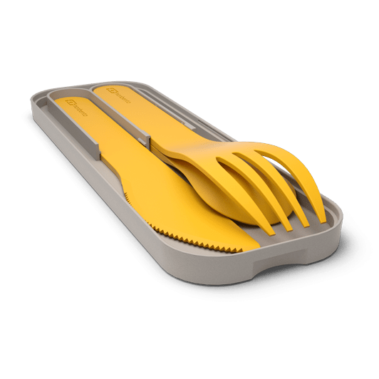Tres cubiertos biodegradables, cuchara tenedor y cuchillo color mostaza en estuche para guardar
