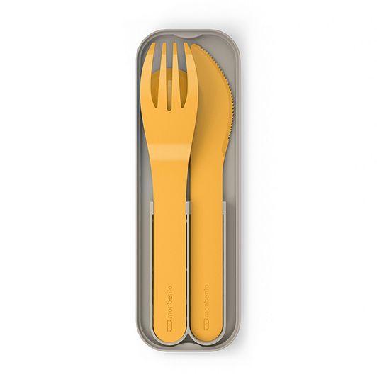 Tres cubiertos biodegradables, cuchara tenedor y cuchillo color mostaza