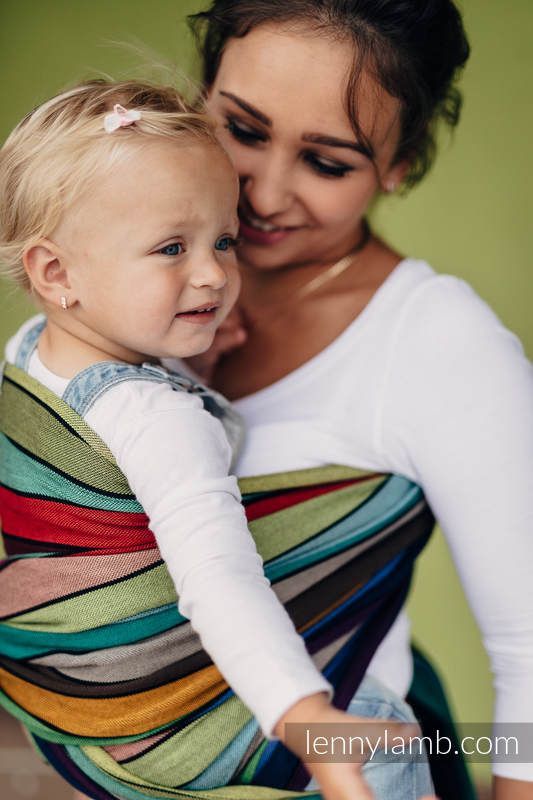 mujer con niña en fular de porteo de rallas horizontales de diferentes colores vista de cerca
