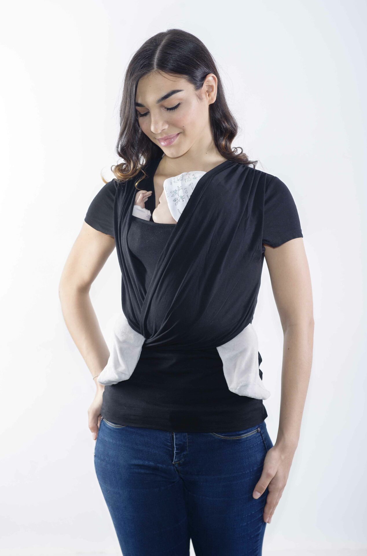 Mujer porteando a bebé en camiseta de porteo color negra