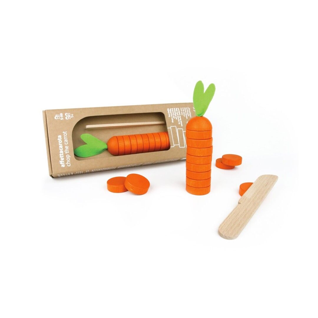 juego de mesa con una zanahoria naranja de madera cortada en rodajas