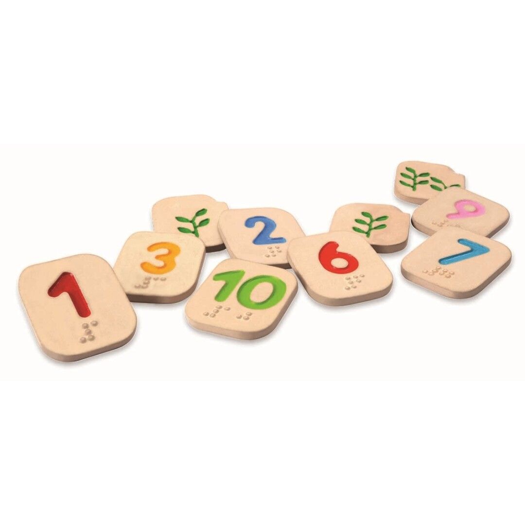 piezas con números de colores también con los números en braille