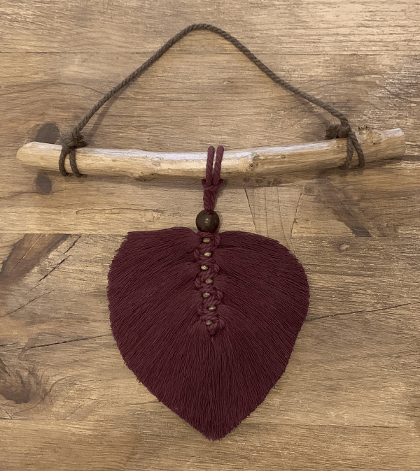 Artesanas / ilO handmade / Hoja Macramé Grande Granate con adorno