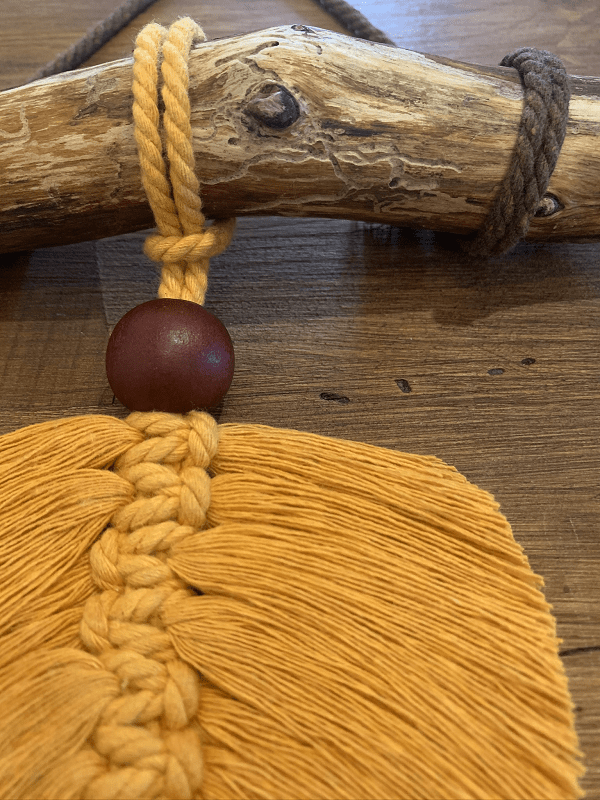 Artesanas / ilO handmade / Hoja Macramé Pequeña Mostaza Palma