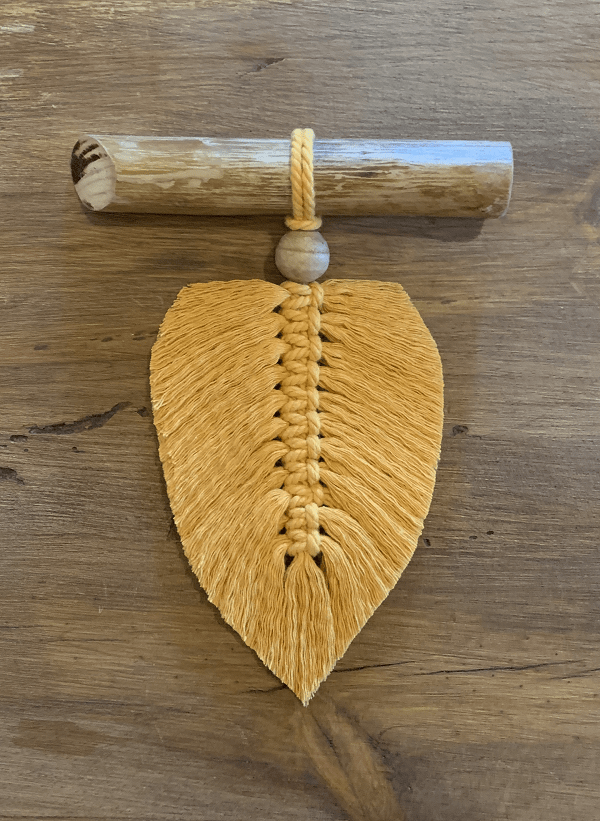 Hoja Macramé Pequeña Mostaza Pluma