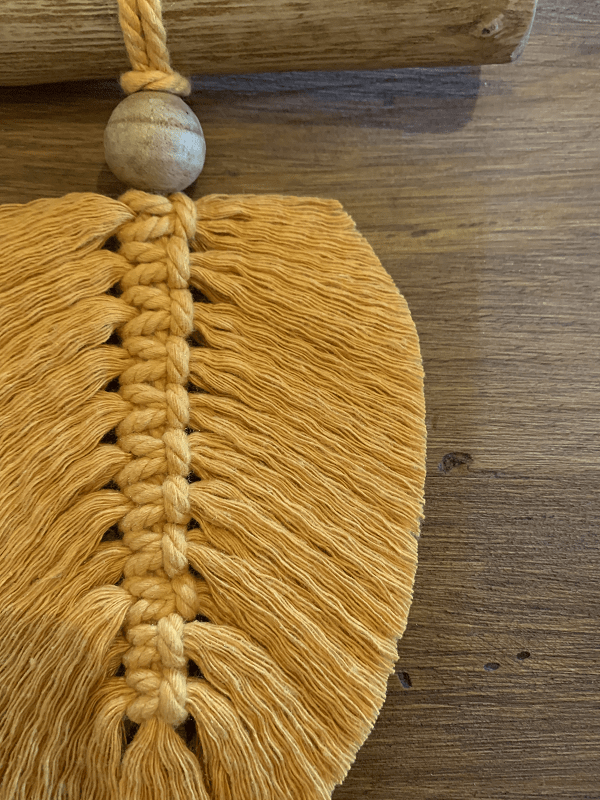 Artesanas / ilO handmade / Hoja Macramé Pequeña Mostaza Pluma