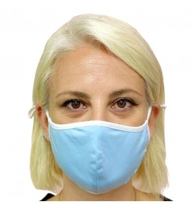mujer con mascarilla higiénica azul mirando de frente