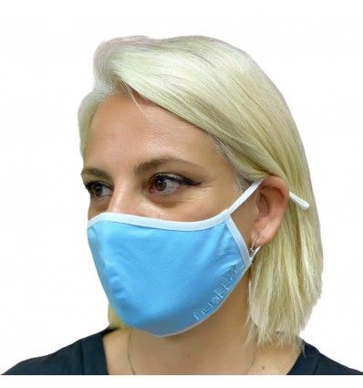 mujer con mascarilla higiénica azul de perfil