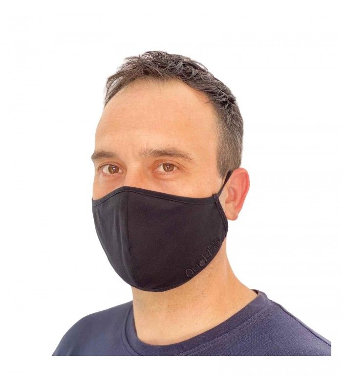 hombre con mascarilla higiénica negra mirando de frente