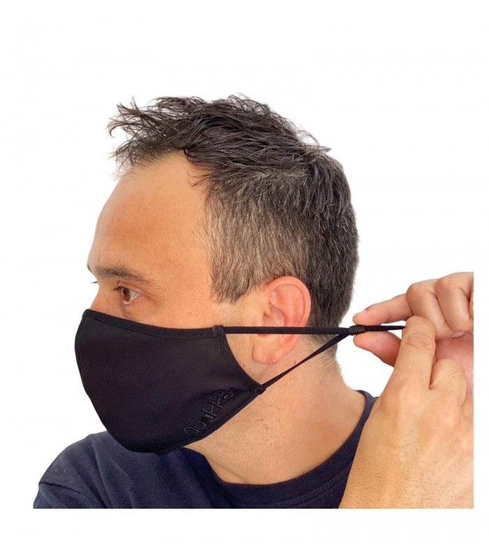 hombre con mascarilla higiénica negra de perfil