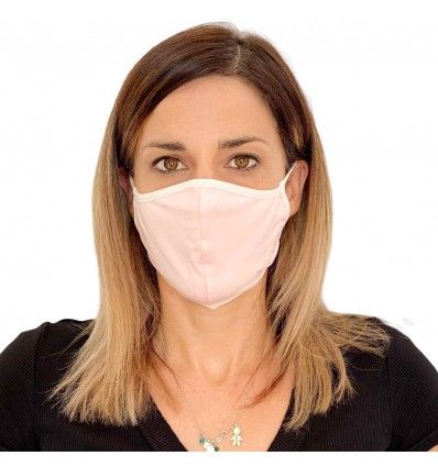 mujer con mascarilla higiénica rosa mirando de frente