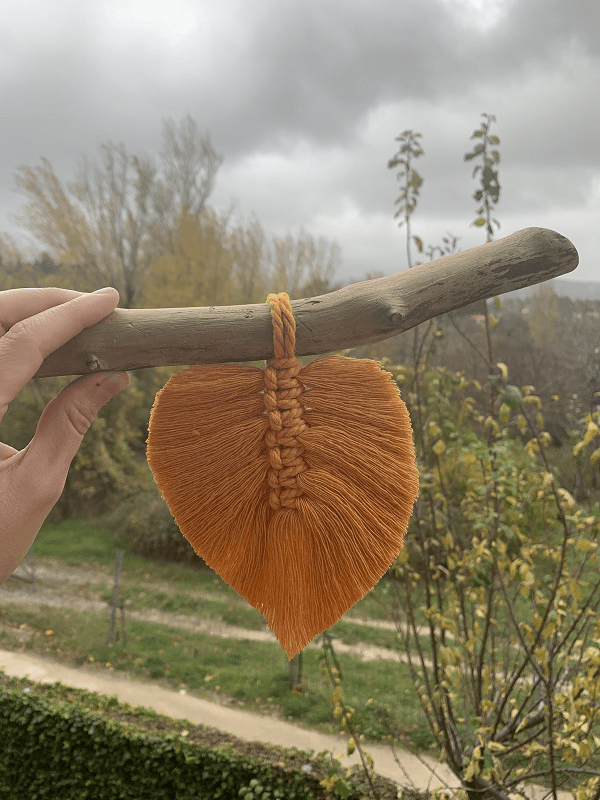 Artesanas / ilO handmade / Hoja Macramé Pequeña Mostaza