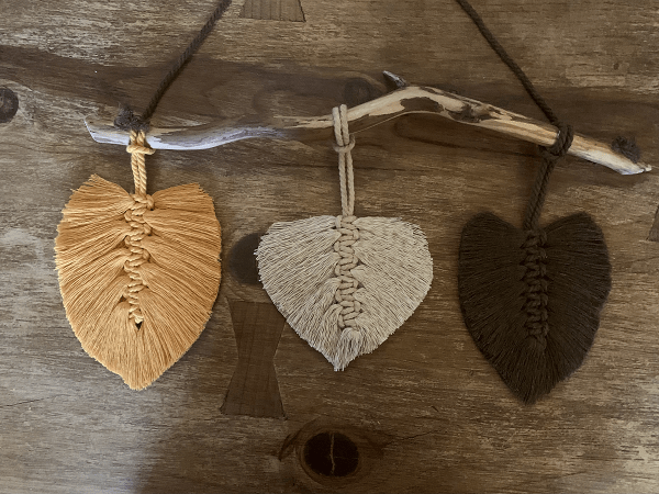 Artesanas / ilO handmade / Hoja Macramé Trío Mostaza Crudo Marrón