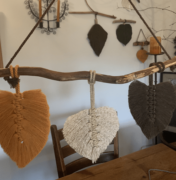 Artesanas / ilO handmade / Hoja Macramé Trío Mostaza Crudo Marrón